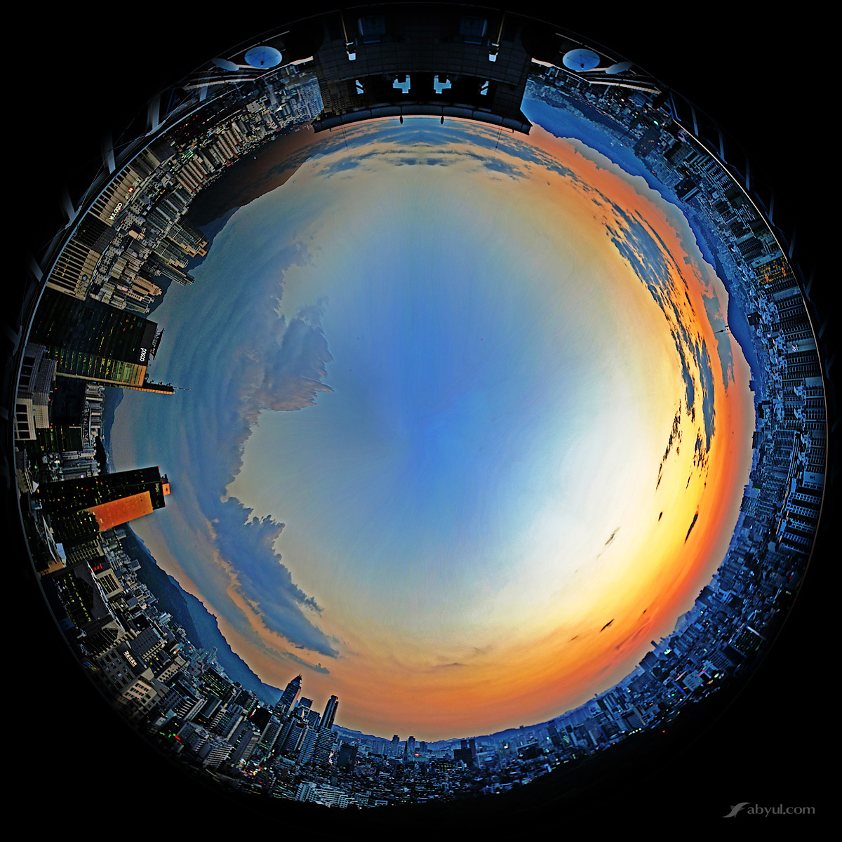 panorama03_001-1_PolarCoordinates_1200pxSize-1.jpg